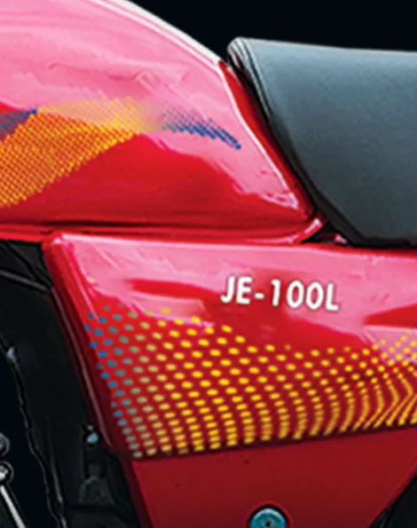 The JE-100L Thunder's red tank panel with the JE-100L badge